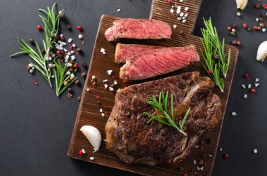 Pişmiş Biftek, Biftek Organik Et, Koyu Arkaplan