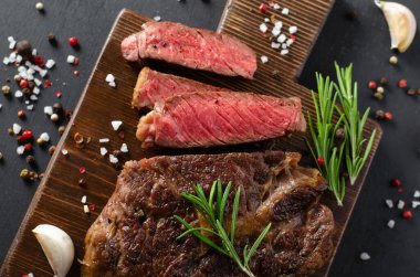 Pişmiş Biftek, Biftek Organik Et, Koyu Arkaplan