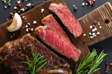 Pişmiş Biftek, Biftek Organik Et, Koyu Arkaplan