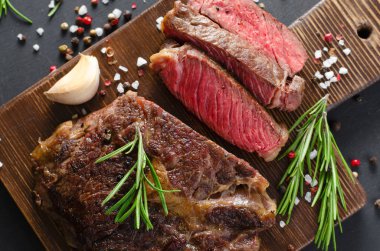 Pişmiş Biftek, Biftek Organik Et, Koyu Arkaplan