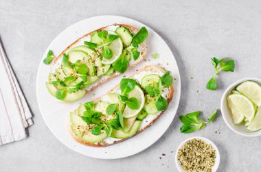 Mikro-Yeşil, Sağlıklı Atıştırmalık Avokado Tostları veya Parlak Arkaplanda Kahvaltı