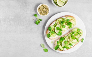 Mikro-Yeşil, Sağlıklı Atıştırmalık Avokado Tostları veya Parlak Arkaplanda Kahvaltı