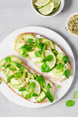 Mikro-Yeşil, Sağlıklı Atıştırmalık Avokado Tostları veya Parlak Arkaplanda Kahvaltı
