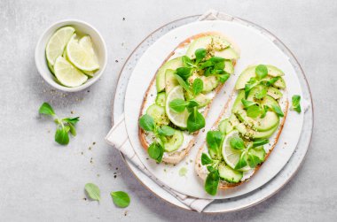 Mikro-Yeşil, Sağlıklı Atıştırmalık Avokado Tostları veya Parlak Arkaplanda Kahvaltı