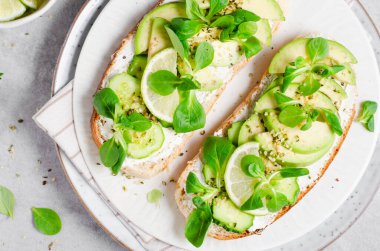 Mikro-Yeşil, Sağlıklı Atıştırmalık Avokado Tostları veya Parlak Arkaplanda Kahvaltı