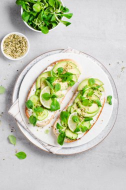 Mikro-Yeşil, Sağlıklı Atıştırmalık Avokado Tostları veya Parlak Arkaplanda Kahvaltı