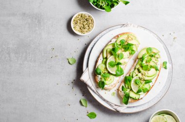 Mikro-Yeşil, Sağlıklı Atıştırmalık Avokado Tostları veya Parlak Arkaplanda Kahvaltı