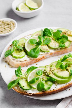 Mikro-Yeşil, Sağlıklı Atıştırmalık Avokado Tostları veya Parlak Arkaplanda Kahvaltı