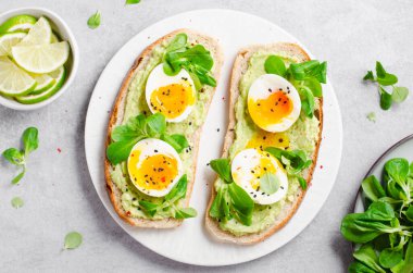 Avokado Yumurtalı Tost, Avokado ile Yumurtalı Ekmek, Sağlıklı Atıştırmalık veya Parlak Arkaplanda Kahvaltı