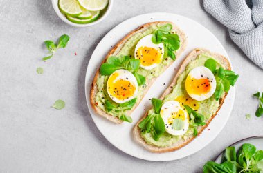 Avokado Yumurtalı Tost, Avokado ile Yumurtalı Ekmek, Sağlıklı Atıştırmalık veya Parlak Arkaplanda Kahvaltı