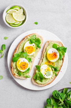 Avokado Yumurtalı Tost, Avokado ile Yumurtalı Ekmek, Sağlıklı Atıştırmalık veya Parlak Arkaplanda Kahvaltı