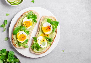 Avokado Yumurtalı Tost, Avokado ile Yumurtalı Ekmek, Sağlıklı Atıştırmalık veya Parlak Arkaplanda Kahvaltı
