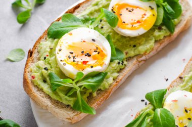 Avokado Yumurtalı Tost, Avokado ile Yumurtalı Ekmek, Sağlıklı Atıştırmalık veya Parlak Arkaplanda Kahvaltı