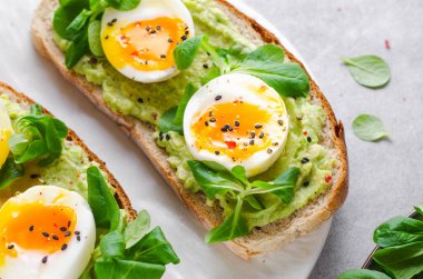 Avokado Yumurtalı Tost, Avokado ile Yumurtalı Ekmek, Sağlıklı Atıştırmalık veya Parlak Arkaplanda Kahvaltı