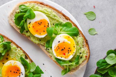 Avokado Yumurtalı Tost, Avokado ile Yumurtalı Ekmek, Sağlıklı Atıştırmalık veya Parlak Arkaplanda Kahvaltı