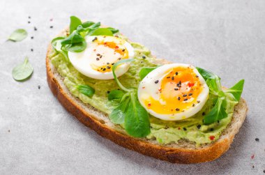 Avokado Yumurtalı Tost, Avokado ile Yumurtalı Ekmek, Sağlıklı Atıştırmalık veya Parlak Arkaplanda Kahvaltı