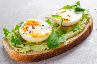 Avokado Yumurtalı Tost, Avokado ile Yumurtalı Ekmek, Sağlıklı Atıştırmalık veya Parlak Arkaplanda Kahvaltı