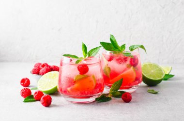 Soğuk Kokteyl veya Parlak Arkaplanda Ahududu Limonatası ile Mocktail Tazeleyici