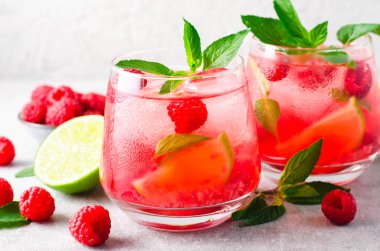 Soğuk Kokteyl veya Parlak Arkaplanda Ahududu Limonatası ile Mocktail Tazeleyici