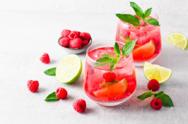 Soğuk Kokteyl veya Parlak Arkaplanda Ahududu Limonatası ile Mocktail Tazeleyici