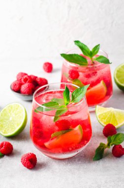 Soğuk Kokteyl veya Parlak Arkaplanda Ahududu Limonatası ile Mocktail Tazeleyici