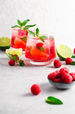 Soğuk Kokteyl veya Parlak Arkaplanda Ahududu Limonatası ile Mocktail Tazeleyici