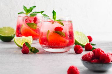Soğuk Kokteyl veya Parlak Arkaplanda Ahududu Limonatası ile Mocktail Tazeleyici