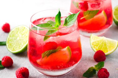 Soğuk Kokteyl veya Parlak Arkaplanda Ahududu Limonatası ile Mocktail Tazeleyici