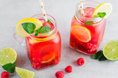 Soğuk Kokteyl veya Parlak Arkaplanda Ahududu Limonatası ile Mocktail Tazeleyici