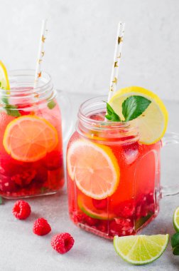 Soğuk Kokteyl veya Parlak Arkaplanda Ahududu Limonatası ile Mocktail Tazeleyici