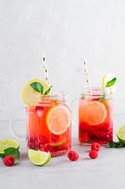 Soğuk Kokteyl veya Parlak Arkaplanda Ahududu Limonatası ile Mocktail Tazeleyici