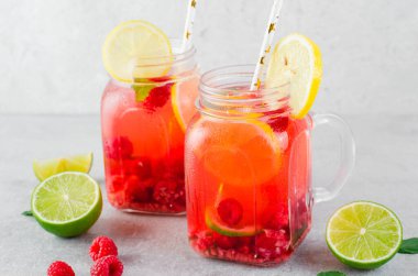 Soğuk Kokteyl veya Parlak Arkaplanda Ahududu Limonatası ile Mocktail Tazeleyici