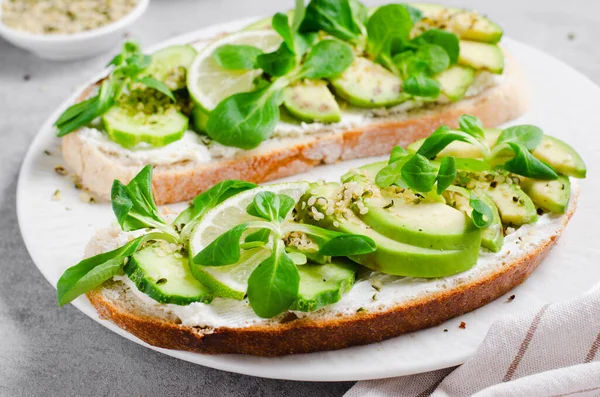 Mikro-Yeşil, Sağlıklı Atıştırmalık Avokado Tostları veya Parlak Arkaplanda Kahvaltı