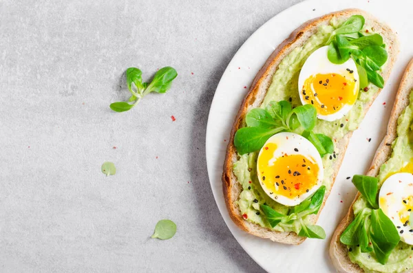 Avokado Yumurtalı Tost, Avokado ile Yumurtalı Ekmek, Sağlıklı Atıştırmalık veya Parlak Arkaplanda Kahvaltı