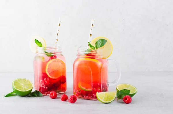 Refreshing Cold Cocktail Mocktail Berries Lime Raspberry Lemonade Bright Background — Stock Photo, Image