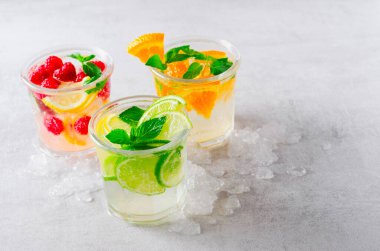 Yaz İçkileri Set, Fruit, Citrus ve Berry Ferahlatıcı Limonatalar veya Parlak Arkaplanda Kokteyller