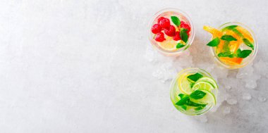 Yaz İçkileri Set, Fruit, Citrus ve Berry Ferahlatıcı Limonatalar veya Parlak Arkaplanda Kokteyller