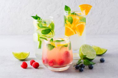 Yaz İçkileri Set, Fruit, Citrus ve Berry Ferahlatıcı Limonatalar veya Parlak Arkaplanda Kokteyller