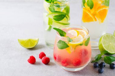 Yaz İçkileri Set, Fruit, Citrus ve Berry Ferahlatıcı Limonatalar veya Parlak Arkaplanda Kokteyller