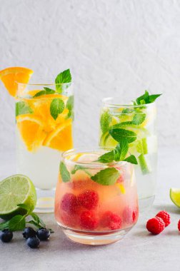 Yaz İçkileri Set, Fruit, Citrus ve Berry Ferahlatıcı Limonatalar veya Parlak Arkaplanda Kokteyller