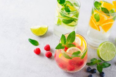 Yaz İçkileri Set, Fruit, Citrus ve Berry Ferahlatıcı Limonatalar veya Parlak Arkaplanda Kokteyller
