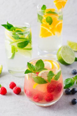 Yaz İçkileri Set, Fruit, Citrus ve Berry Ferahlatıcı Limonatalar veya Parlak Arkaplanda Kokteyller