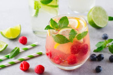 Yaz İçkileri Set, Fruit, Citrus ve Berry Ferahlatıcı Limonatalar veya Parlak Arkaplanda Kokteyller