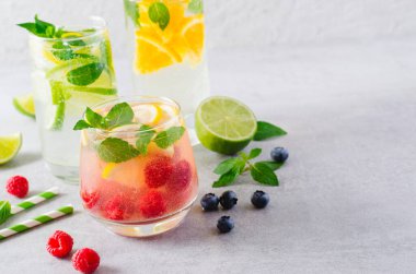 Yaz İçkileri Set, Fruit, Citrus ve Berry Ferahlatıcı Limonatalar veya Parlak Arkaplanda Kokteyller