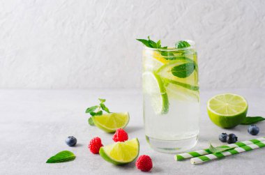 Soğuk Kokteyl veya Naneli Mocktail, Limonata, Limonata veya Parlak Arkaplanda Erimiş Suyu Tazeleme
