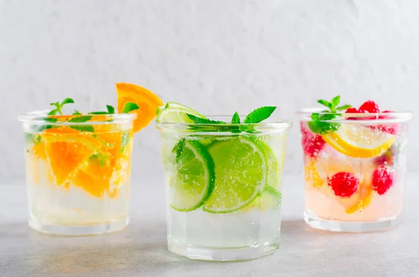 Set Bebidas Verano Frutas Cítricos Bayas Limonadas Refrescantes Cócteles Sobre — Foto de Stock