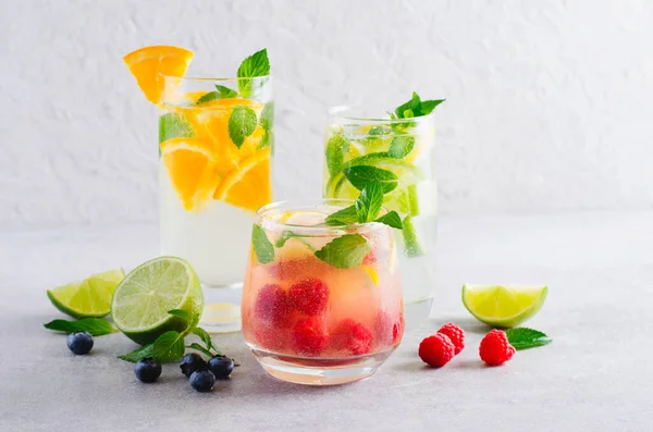 Set Bebidas Verano Frutas Cítricos Bayas Limonadas Refrescantes Cócteles Sobre — Foto de Stock
