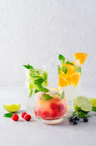 Set Bebidas Verano Frutas Cítricos Bayas Limonadas Refrescantes Cócteles Sobre —  Fotos de Stock