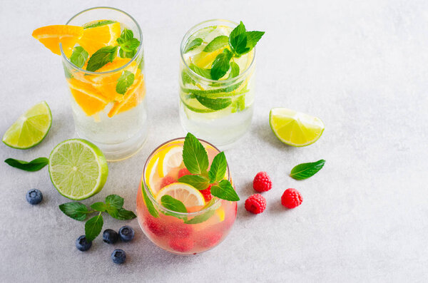 Комплект летних напитков, фруктовые, цитрусовые и ягодные освежающие лимонады или коктейли на ярком фоне