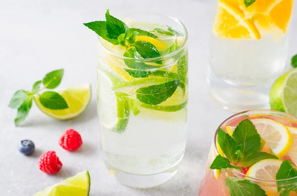夏日酒水 柑橘类和浆果在明亮的背景下回味柠檬汁或鸡尾酒 — 图库照片